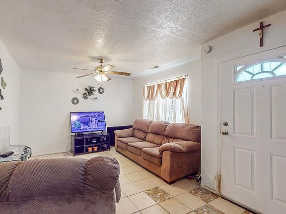 2nd image of 1 Bonnie Ln