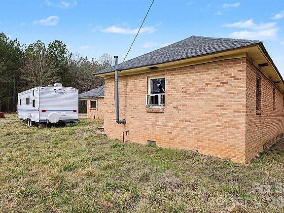 5th image of 596 Armory Rd