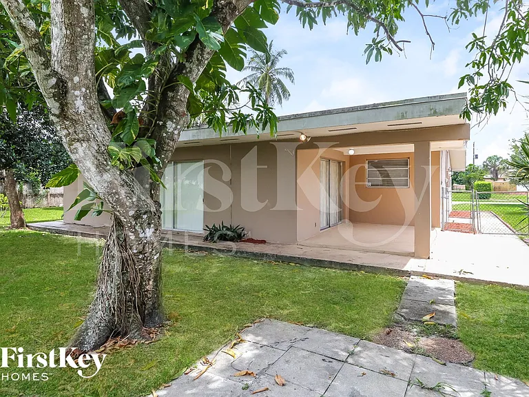 6871 NW 12th St — Photo 14