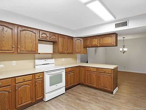 5th image of 689 Lakewood Dr