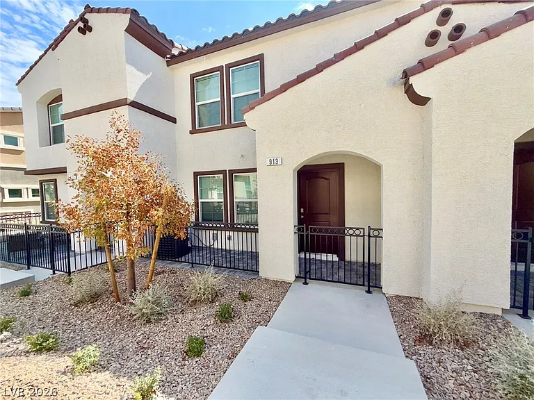 913 Rosy Starling St — Photo 2