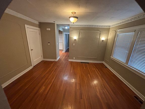 5th image of 4512 Broadway APT 1