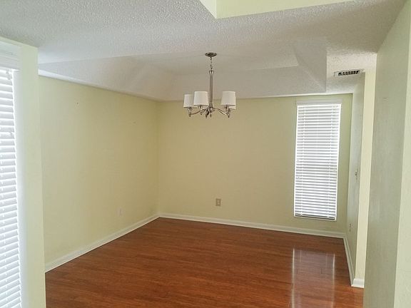 3rd image of 27 Hembury Ln