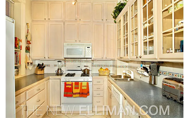 Sold by Douglas Elliman | media 27