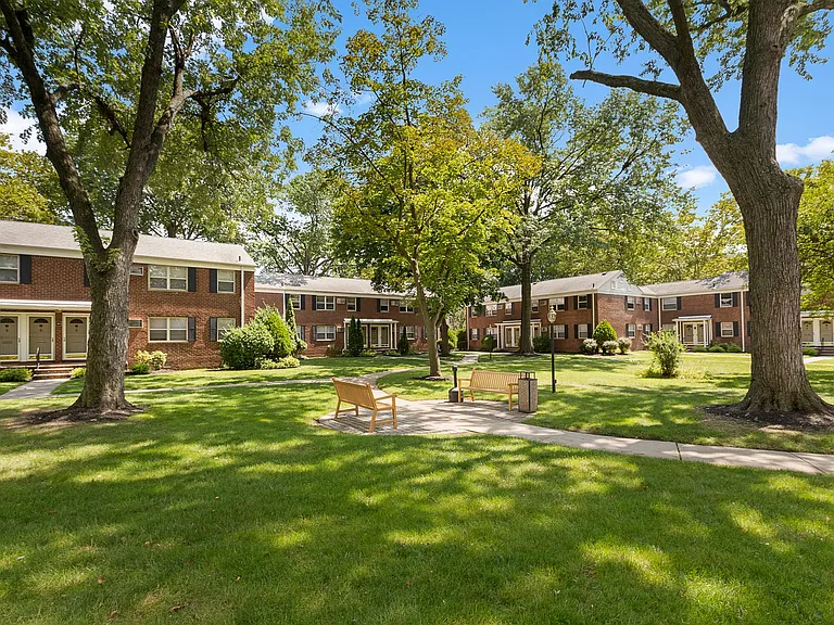 Lakeview Apartments — Photo 17
