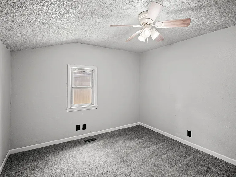 1504 E Queen Ave — Photo 17