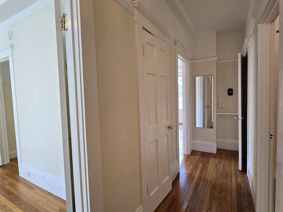 Hallway (entrance)