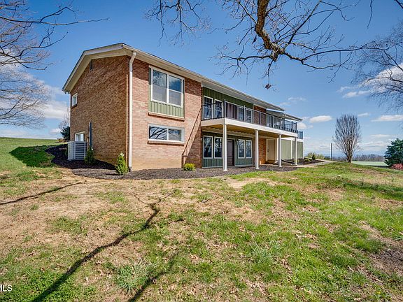 3rd image of 1405 Dover Rd