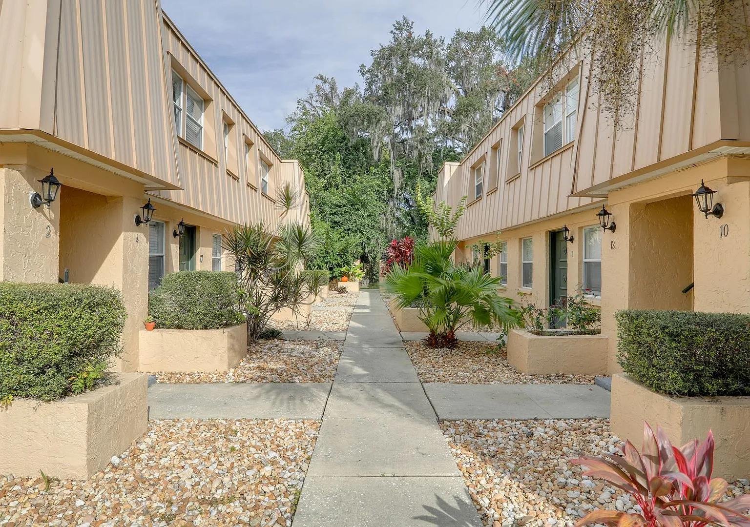 Aztec Apartments — Photo 1