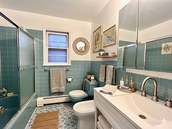 Bath (virtually staged)