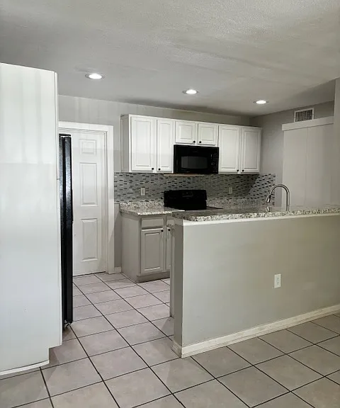 933 Poinsettia Dr — Photo 2