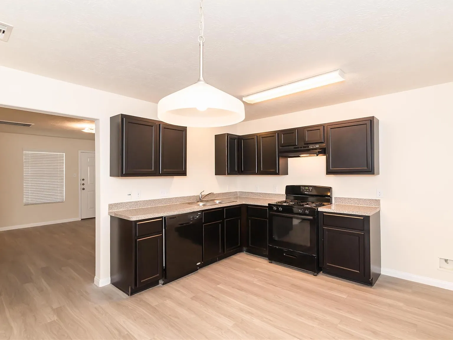 4 bed, 2.5 bath, 1687 sqft, $2,060 — Photo 2