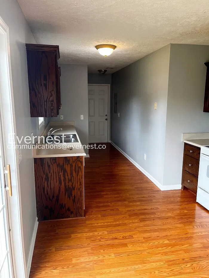 3 bed, 2.0 bath, 1084 sqft, $1,745 — Photo 3