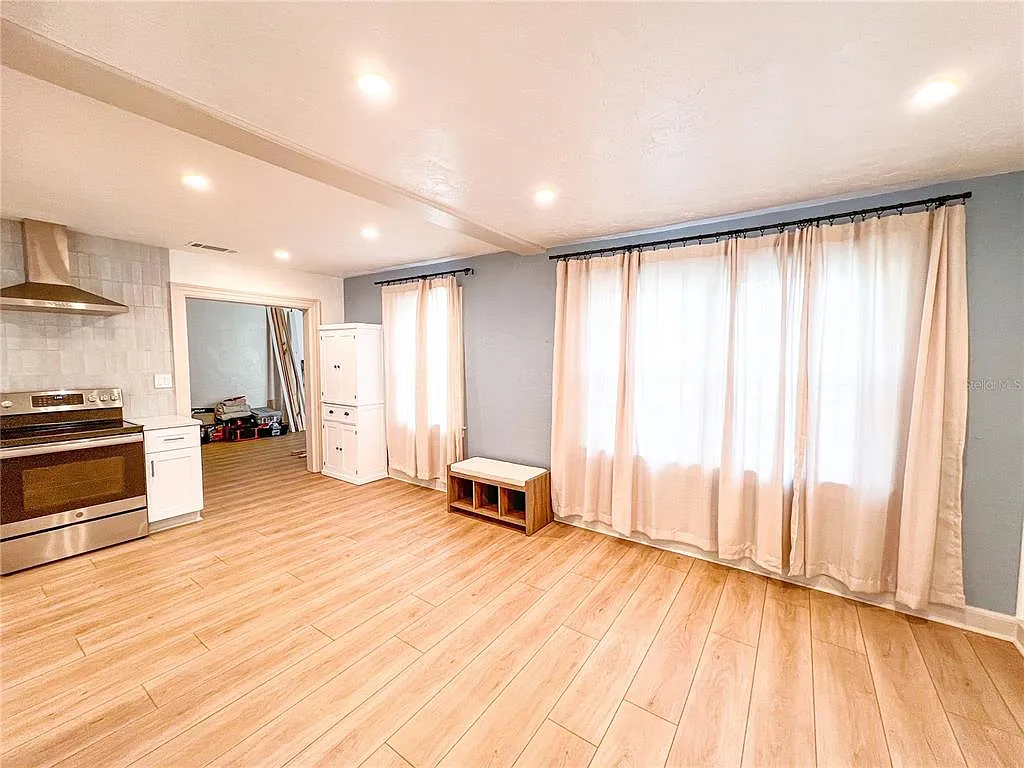4 bed, 2.0 bath, 2333 sqft, $2,125 — Photo 2