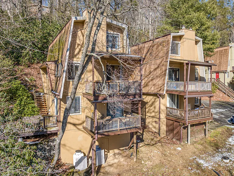 40 Spruce Ct #B — Photo 16