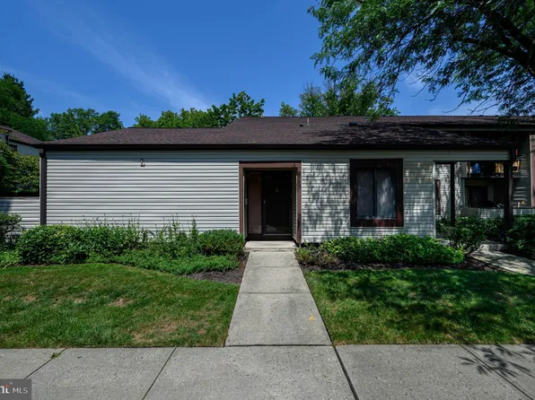 1L Twin Rivers Dr, Hightstown, NJ 08520