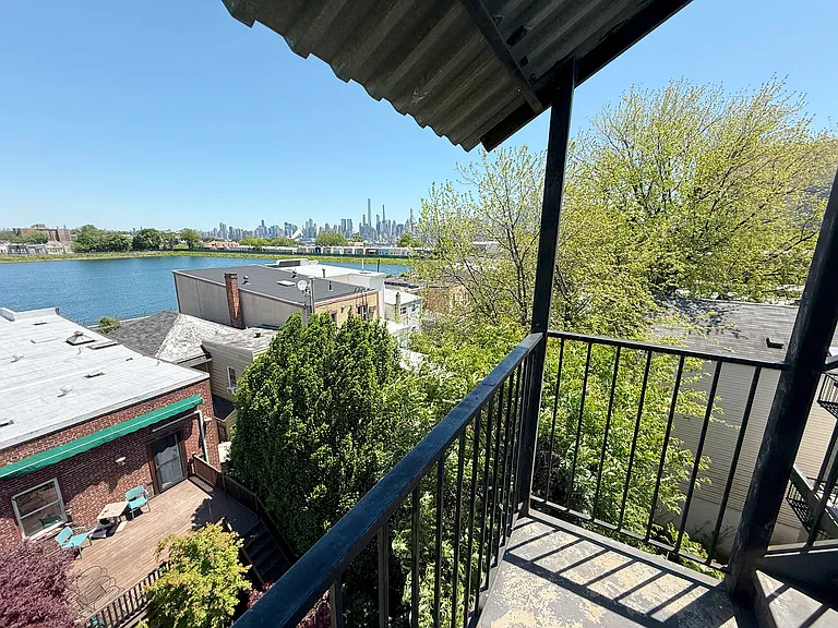 Balcony facing the reservoir and city views