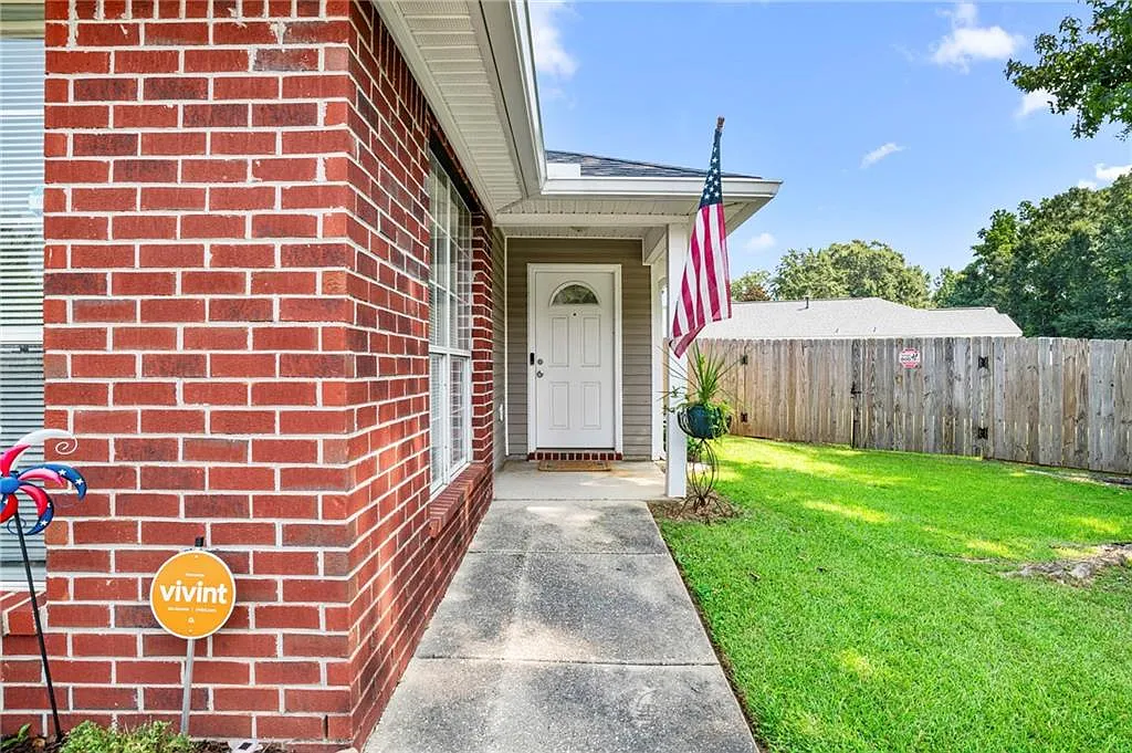 3 bed, 2.0 bath, 1383 sqft, $1,995 — Photo 3