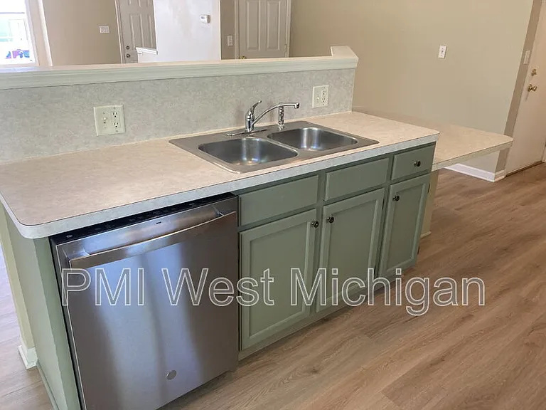2673 Woodmeadow Dr SE — Photo 5