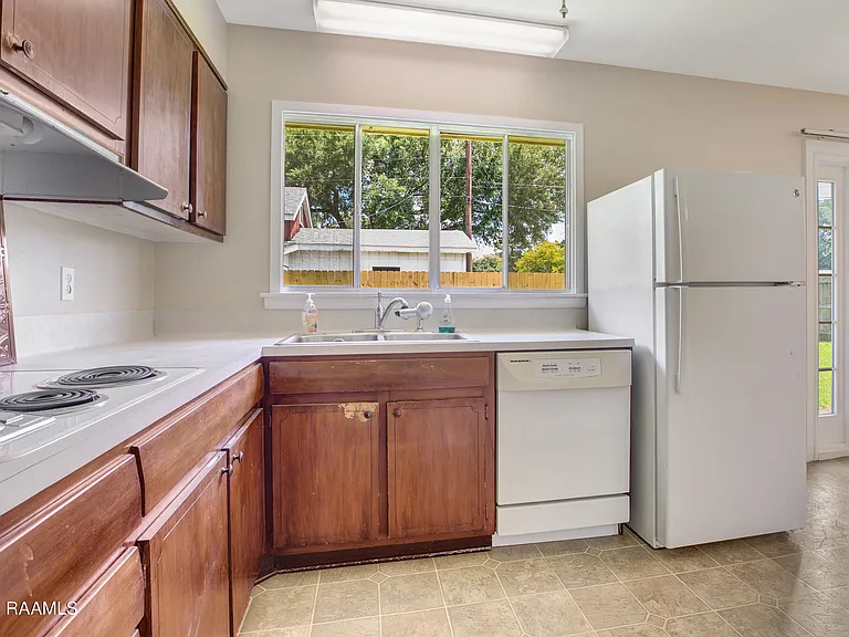 100 Maple Dr — Photo 8