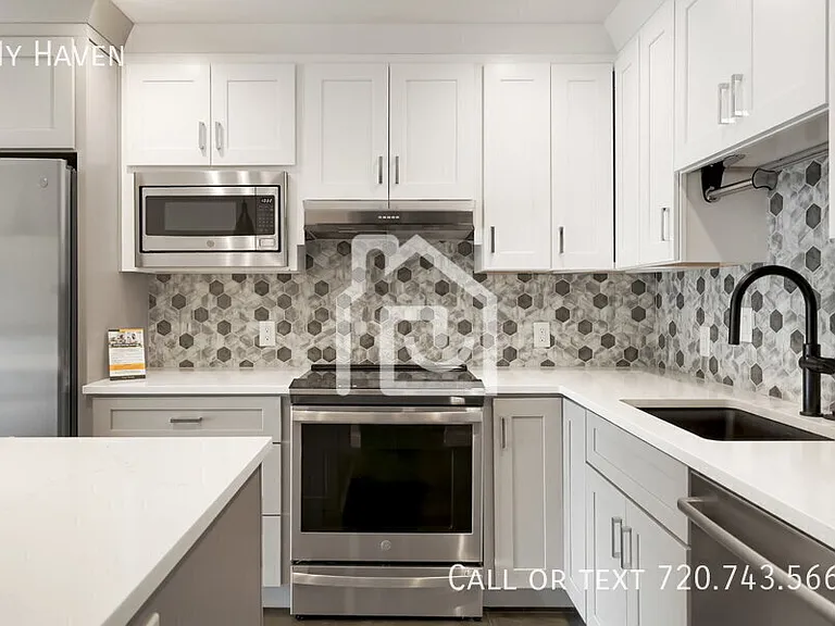 1050 N Corona St #212 — Photo 2