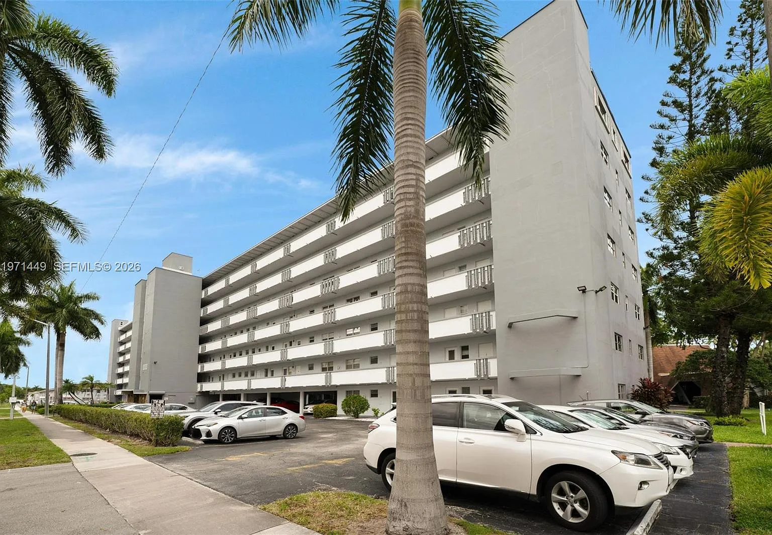 Fairways Royale Condo — Photo 1
