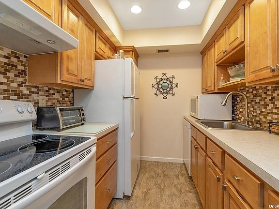 2nd image of 106 Alhambra Dr #106
