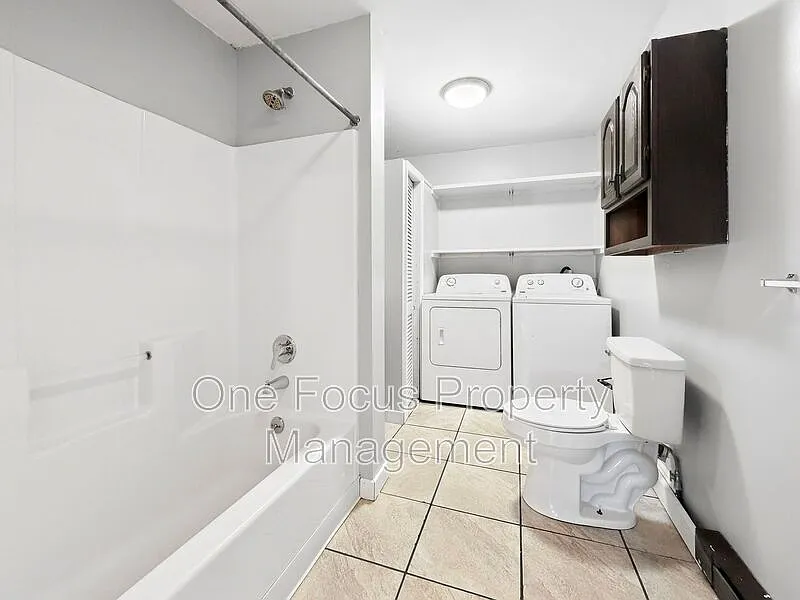 2 bed, 1.0 bath, $995 — Photo 3