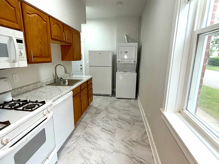 Kitchen - New Fridge, New Washer/Dryer, New Dishwasher, Gas, Microwave