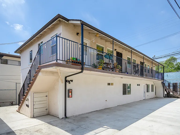 1009 W Angeleno Ave #202 — Photo 1