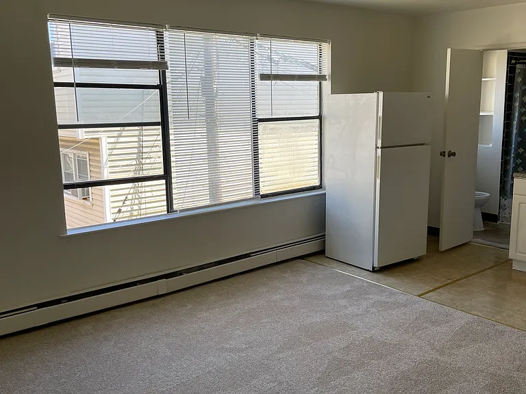 992 Broadway — Photo 9
