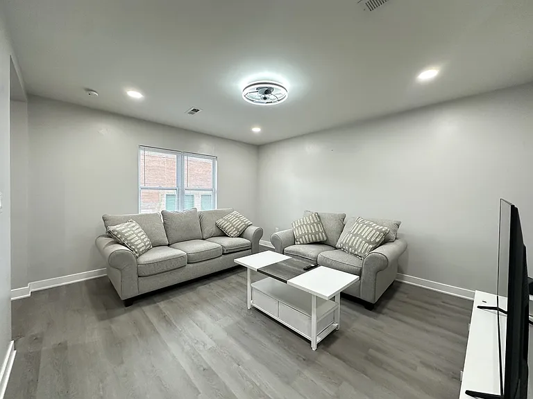 1937 W Grand Ave #3 — Photo 8