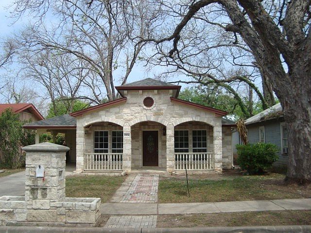 Just a block from Lady Bird Lake, Festival Beach, and the Hi