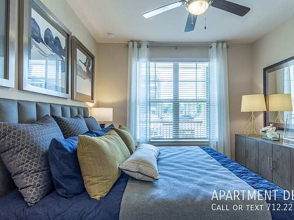 3rd image of 13561 Cullen Blvd #565