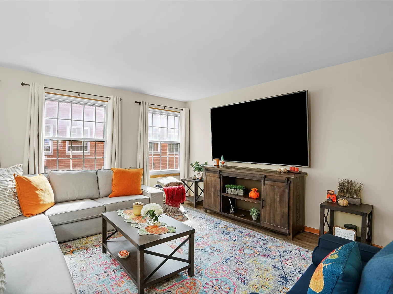 4 bed, 1.5 bath, 1800 sqft, $3,200 — Photo 2