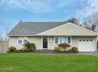 32 Montana Ct, Syosset, NY 11791