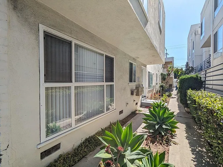 1130 S Clark Dr #5 — Photo 3