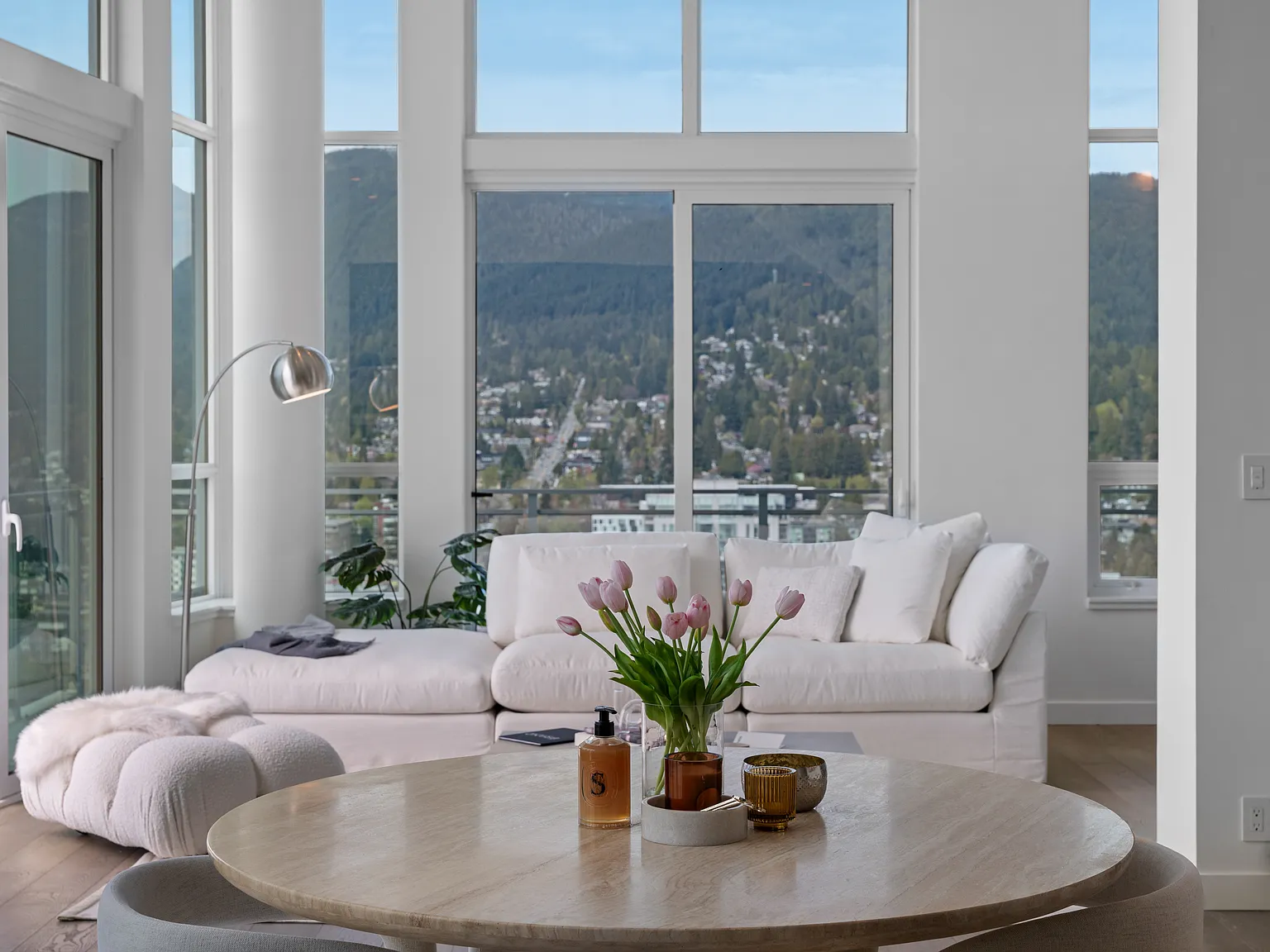 2403 East 14th, North Vancouver — Photo 3