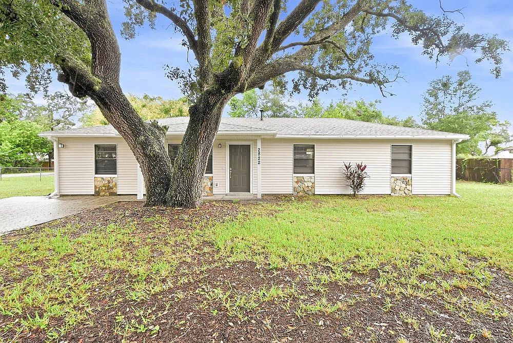 3 bed, 2.0 bath, 1296 sqft, $1,880 — Photo 1