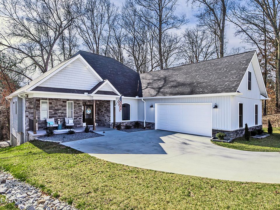 1st image of 102 Doya Ln