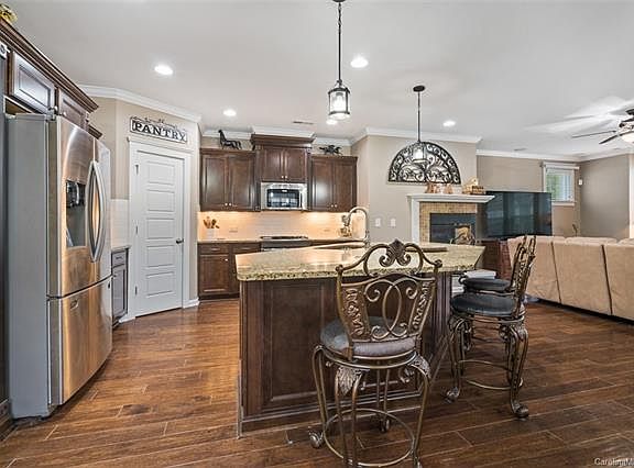 5th image of 2301 Blueberry St