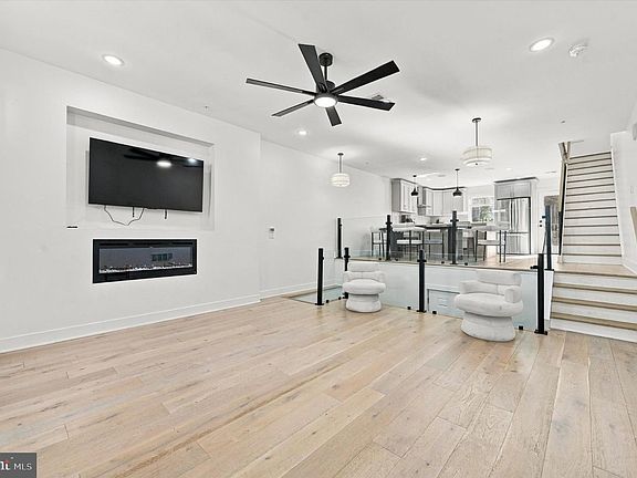 3rd image of 124 E Sharpnack St