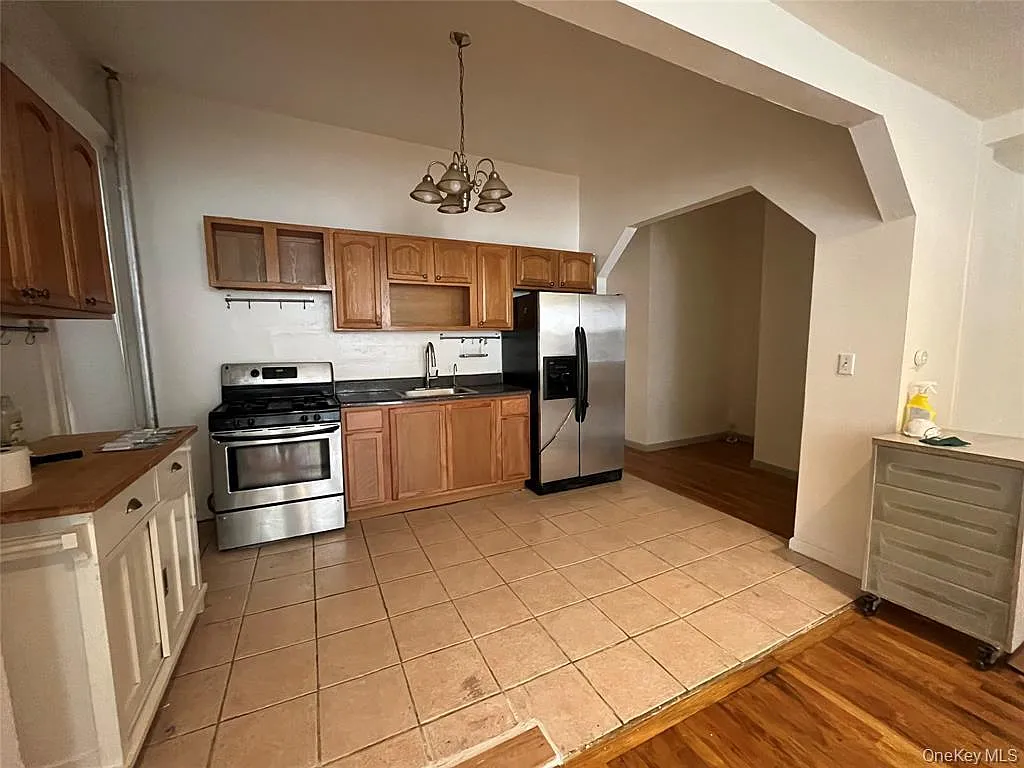 3 bed, 1.0 bath, 1200 sqft, $3,400 — Photo 3