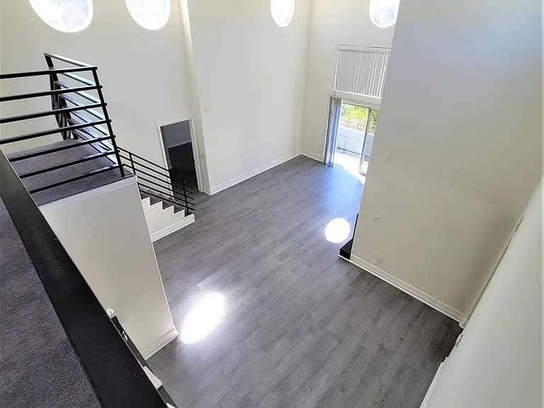 2050 S Bentley Ave — Photo 47