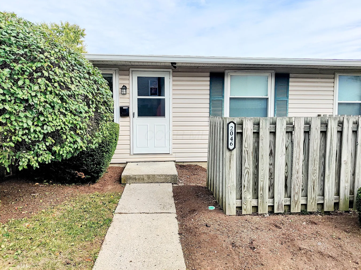 2046 Willoway Ct N photo 1