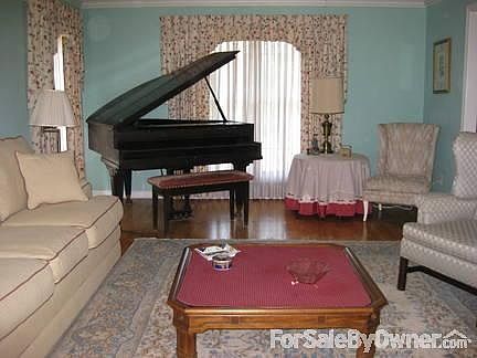 FORMAL LR
						:
						LARGE ROOM MEASURES 13' X 23' WITH LOTS OF WINDOWS