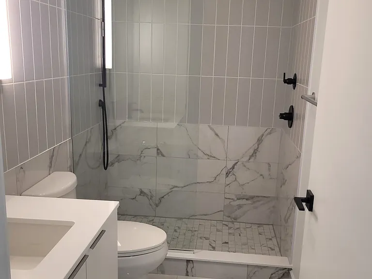 327 King St W #1301 — Photo 18