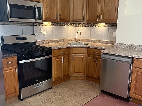 2nd image of 328 Hawthorne St Floor 1