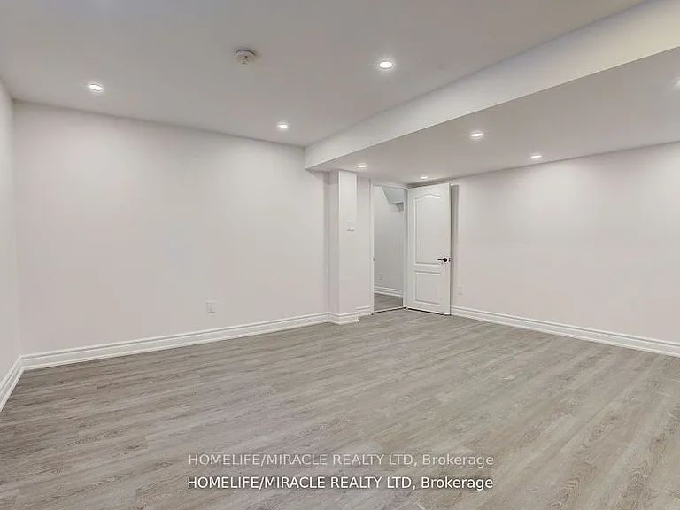 905 Alanbury Cres — Photo 8
