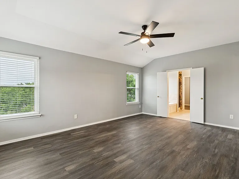 1016 Aviary — Photo 30
